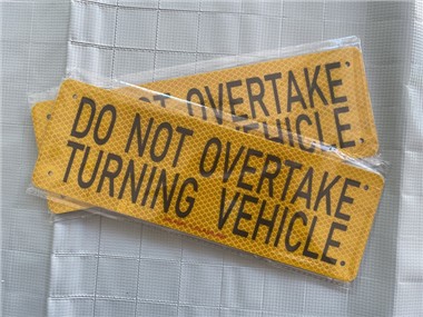 Peidiwch â Goddiweddyd Arwydd Cerbyd sy'n Troi